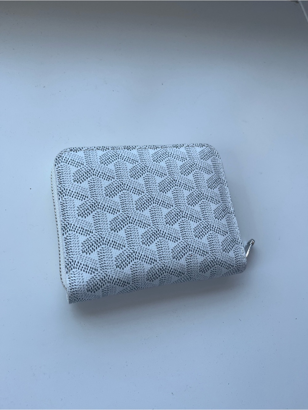 Goyard White Signature Chevron Zip-Around Wallet 🚨(High quality counterfeit)🚨 - Picture 2 of 3